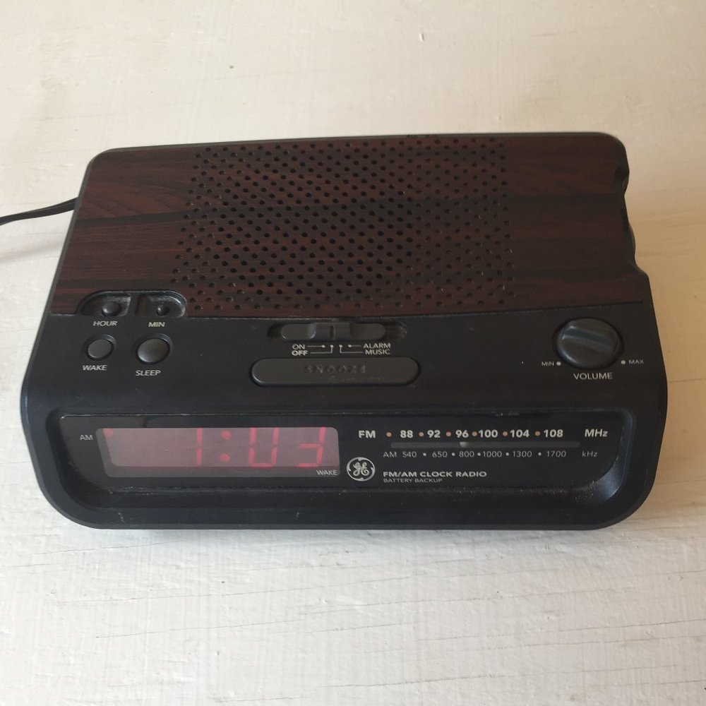Vintage General Electric Wood Grain FM/AM Clock Radio Model 7-4613C Tested Works